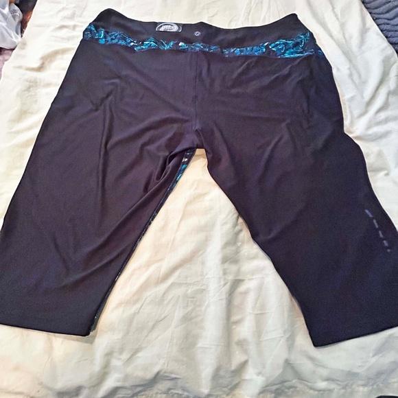 NEW PHOTOS! CAPRI LEGGINGS, BLUES/WHITE/BLACK, SIZE 5X, MOISTURE WICKING, PULL - Picture 15 of 16